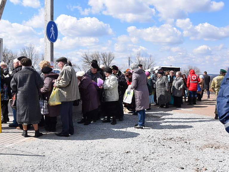 Более 32 тысяч человек пересекли за сутки линию разграничения в зоне АТО