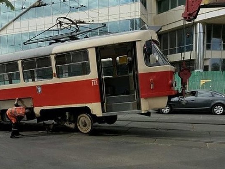 В Киеве на улице Кирилловской трамвай сошел с рельс (ФОТО)