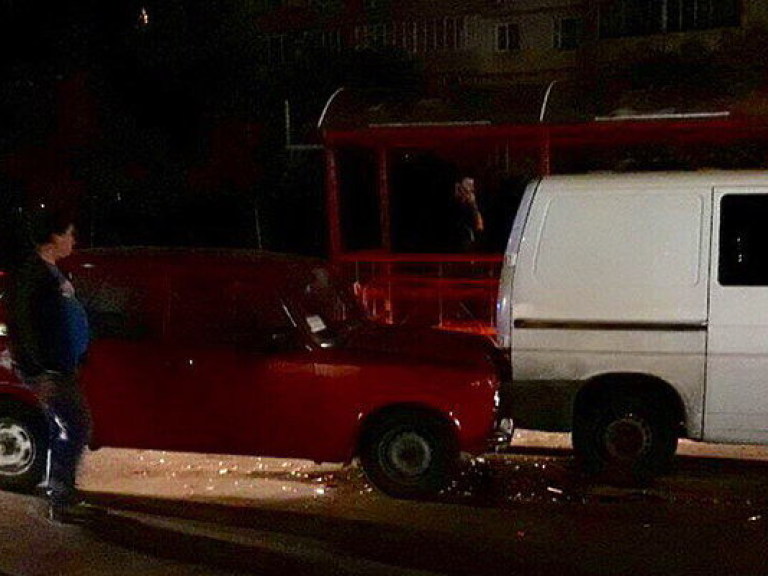 В Киеве нетрезвый водитель ВАЗа на «встречке» врезался в Volkswagen (ФОТО)