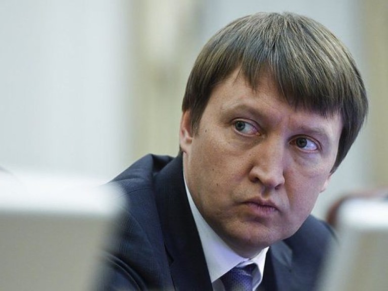 Кутовой мог подать в отставку из-за неприятия земельной реформы – эксперт