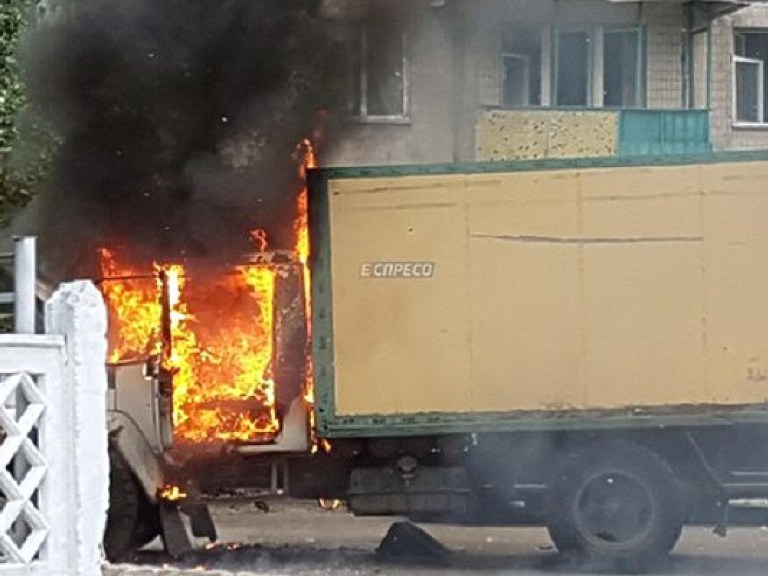 В Киеве горит грузовик с газовыми баллонами (ФОТО)