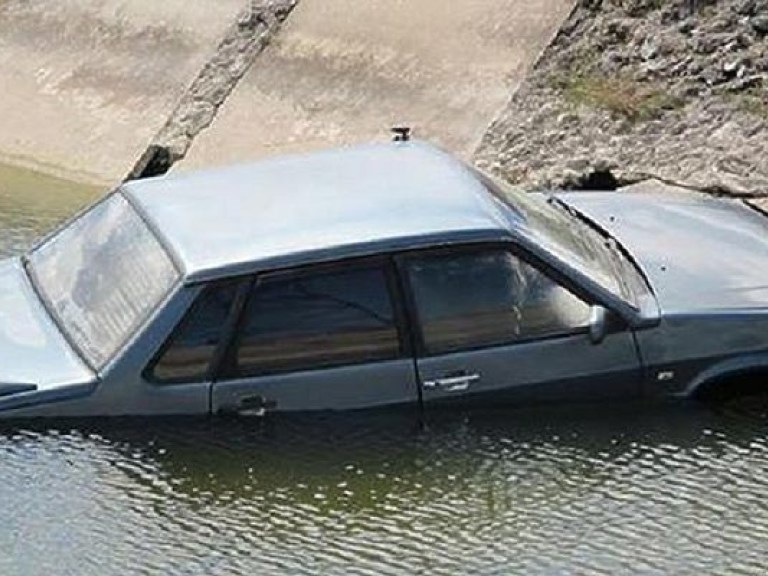 В Запорожской области нашли утонувший автомобиль с телами внутри (ФОТО)