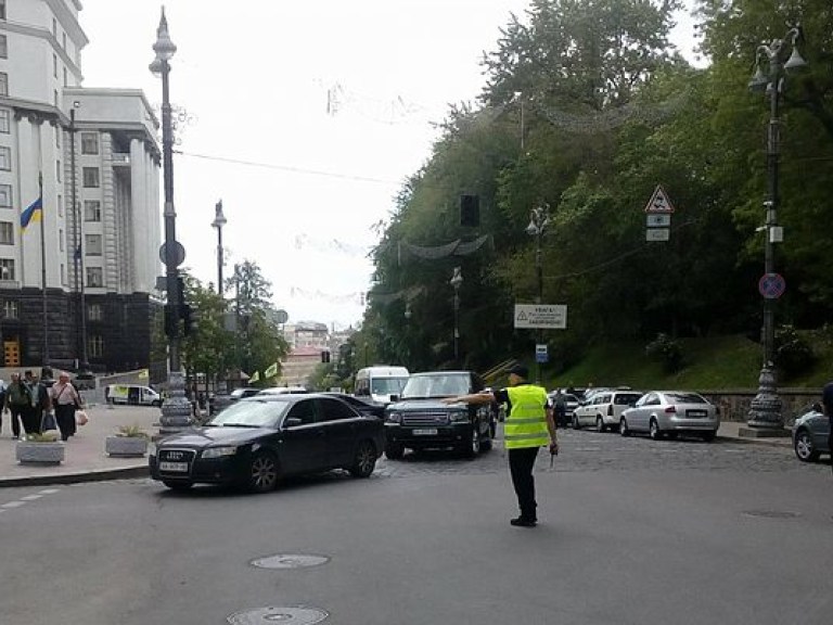 Патрульные перекрыли улицу Грушевского в столице (ФОТО)