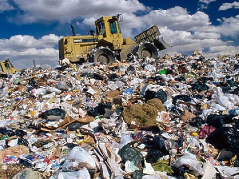 Во Львове перевозчиков мусора обязали дезинфицировать контейнерные площадки
