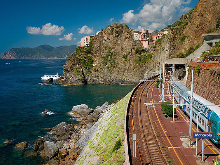 В Италии остановили поезда из-за подозрительного свертка, ожидают саперов