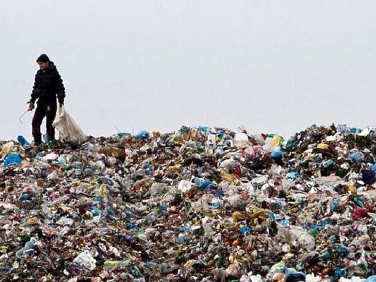 В Киевской области местные жители продолжают блокировать фуры с львовским мусором