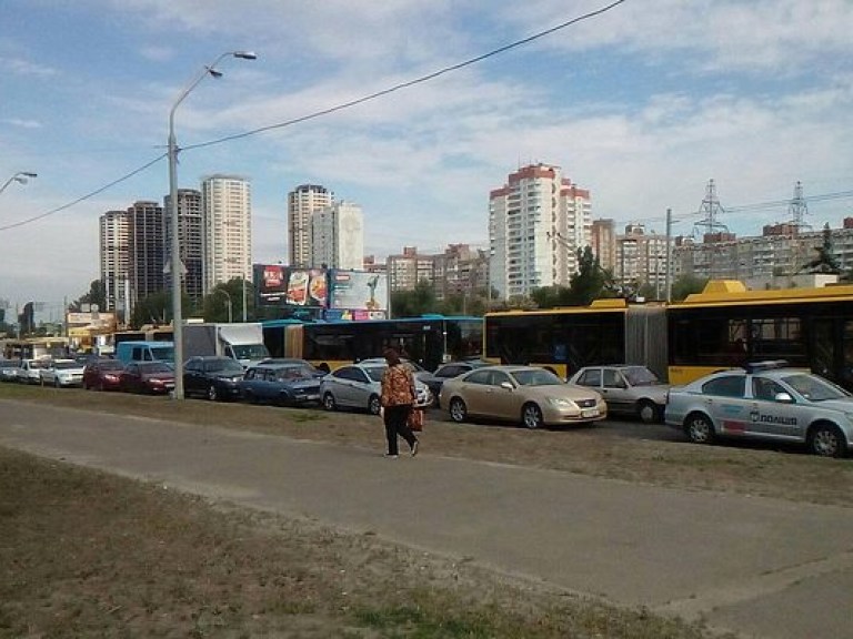В Киеве из-за пробки заблокировано движение на Троещине (ФОТО)