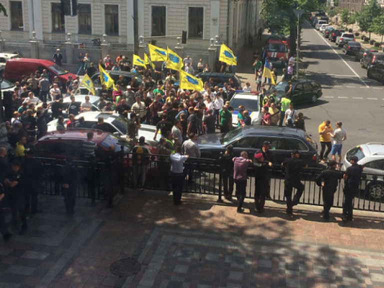 В Киеве возле Рады перекрыли улицу собственники автомобилей с иностранной регистрацией (ФОТО)