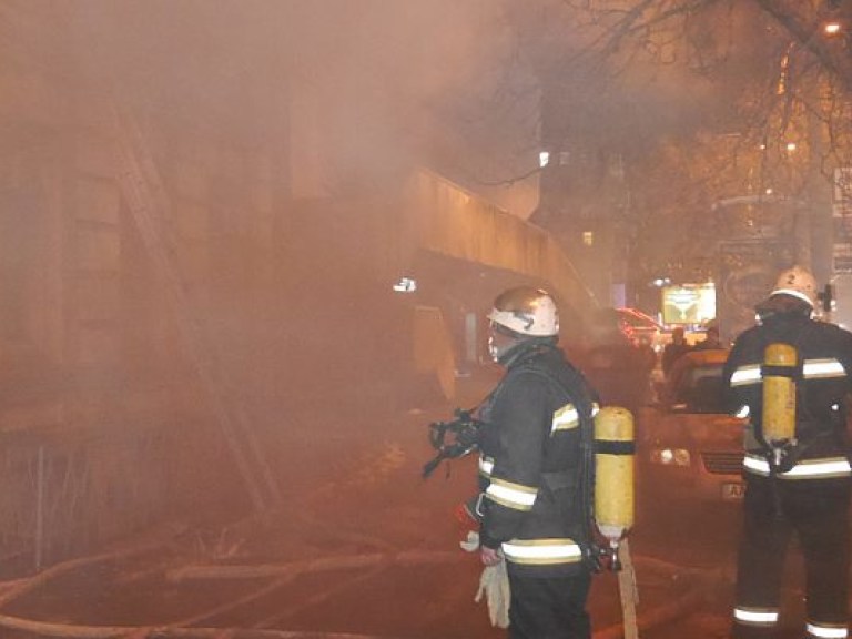 Спасатели локализовали пожар на складе в Киеве