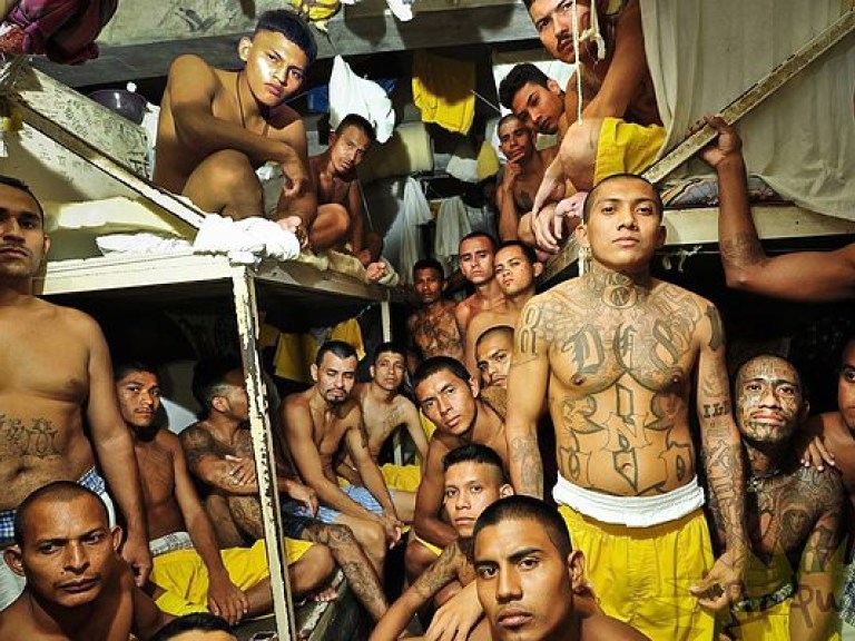 Около 100 заключенных сбежали из тюрьмы на востоке Бразилии