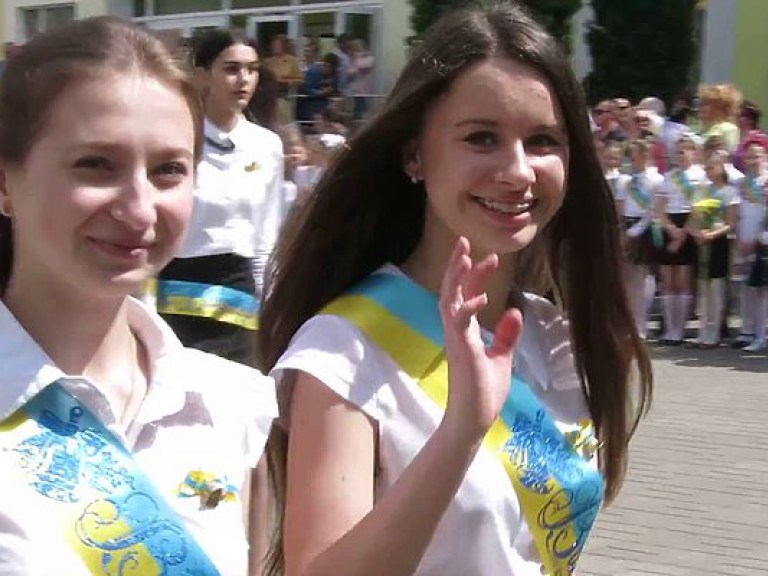 Сегодня в Киеве прозвучит последний звонок для 15 тысяч школьников