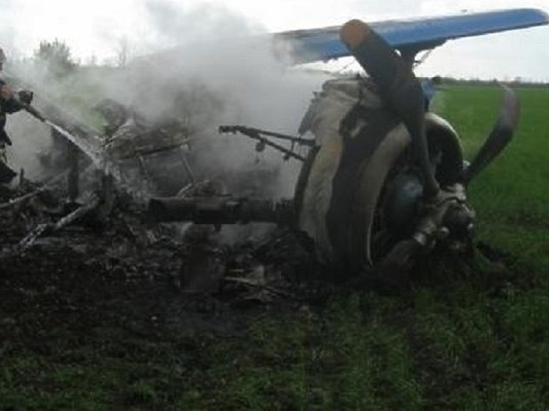 В Чернигове самолет упал во двор жилого дома, пилот погиб – полиция (ФОТО)