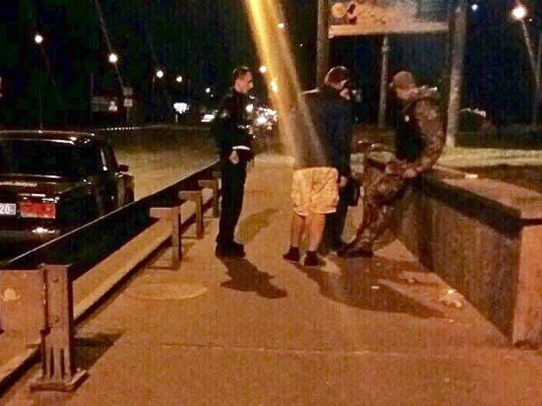 Киевские патрульные задержали возле оживленного проспекта мужчину «под кайфом» (ФОТО)