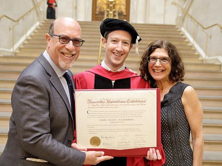 Марк Цукерберг получил диплом о высшем образовании (ФОТО)