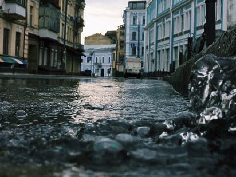 В Киеве из-под тротуара начала выливаться вода (ФОТО, ВИДЕО)