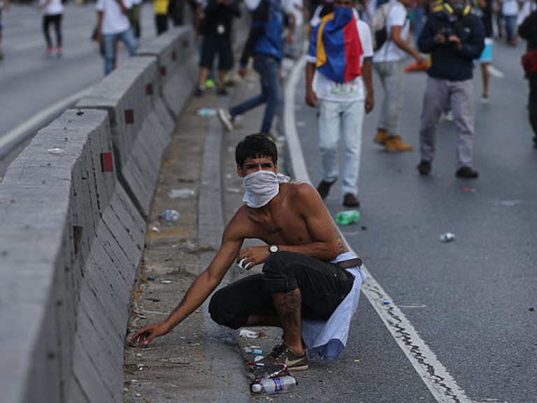 В Венесуэле демонстранты применили против  полиции «коктейли Молотова»  (ФОТО, ВИДЕО)