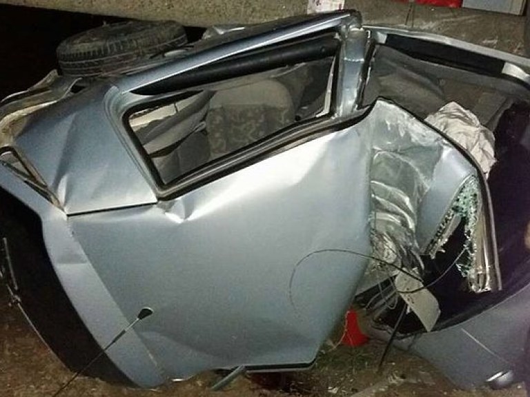 Под Николаевом  автомобиль врезался в столб, два человека погибли (ФОТО)