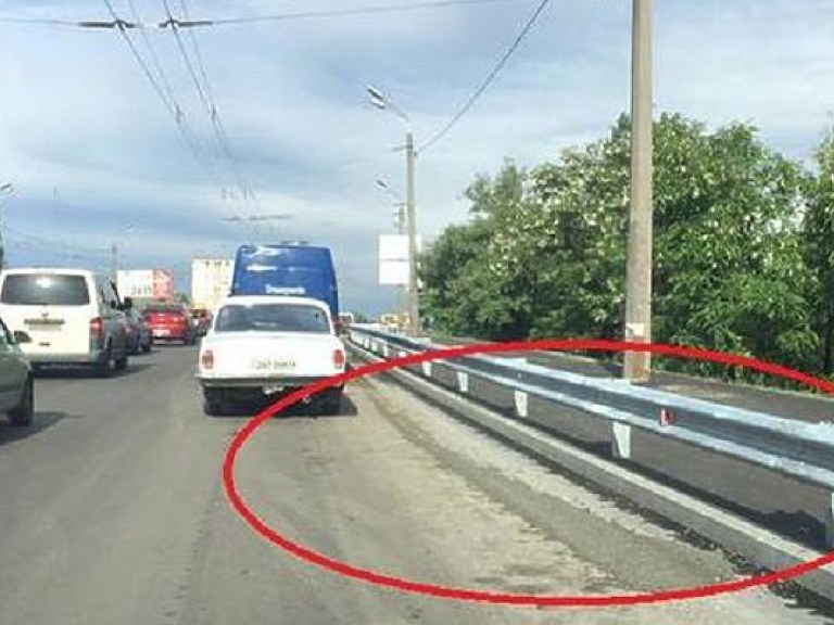 В Киеве бетоновозы испортили новое дорожное покрытие улицы Луговой (ФОТО)