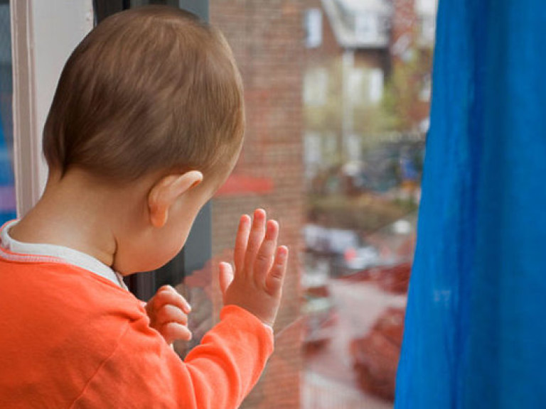 В Киеве двухлетний мальчик выпал из окна дома