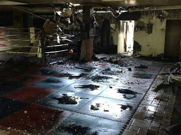 Ночью в киевском Гидропарке сгорел спортивный зал (ФОТО)