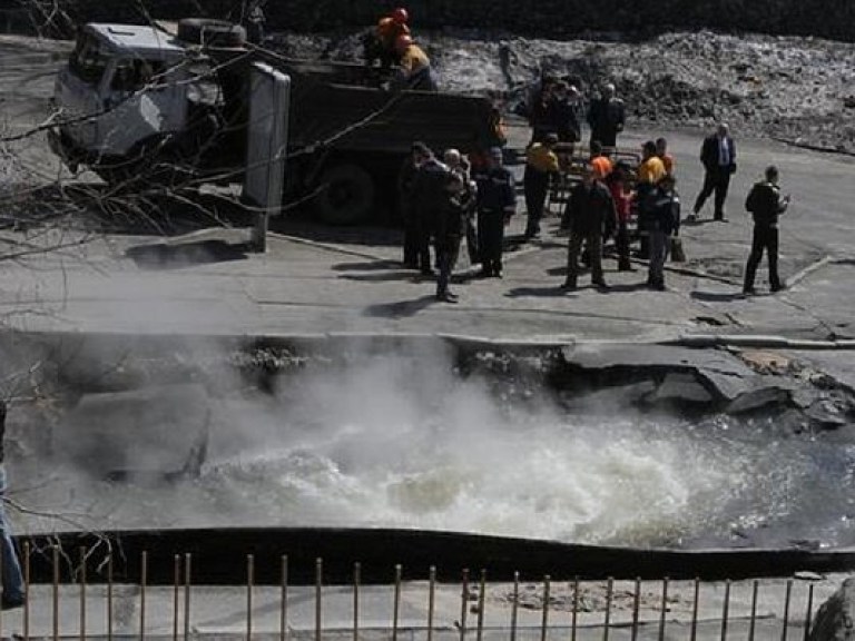 На столичном Печерске повреждена дорога из-за прорыва трубопровода (ВИДЕО)