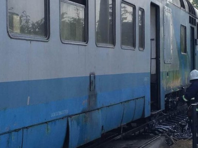 Из-за задымления в вагоне поезда &#171;Черновцы-Коломыя&#187; люди выпрыгивали из окон (ФОТО)
