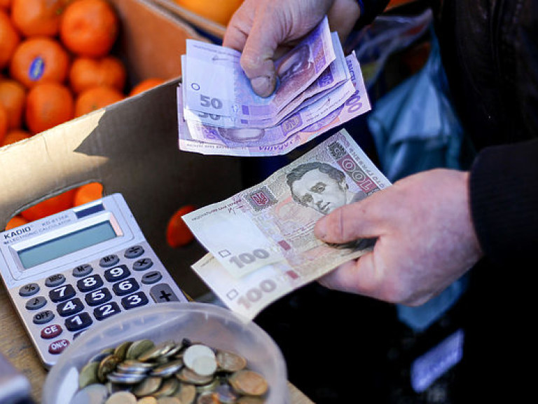 Поднять среднюю зарплату украинцам до 7100 гривен можно только благодаря инфляции &#8212; экономист