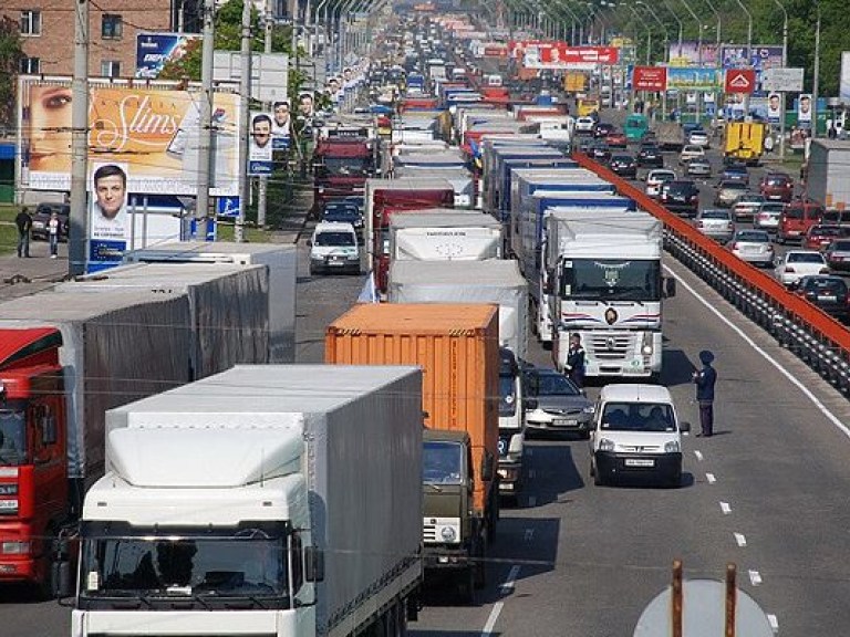 В Украине ограничили движение грузовиков в дневное время