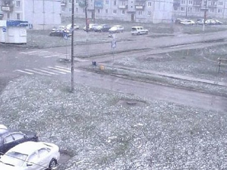 В нескольких областях РФ выпал снег и пошел град (ФОТО, ВИДЕО)