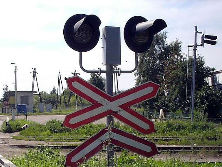 Поезд протаранил авто в Черниговской области, водитель погиб