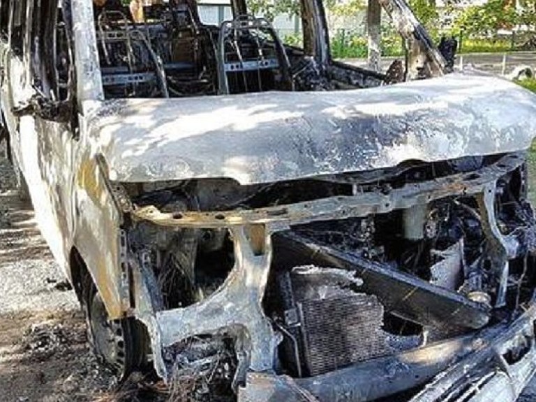 В одном из дворов Киева сгорел автомобиль Volkswagen Transporter T5 (ФОТО)