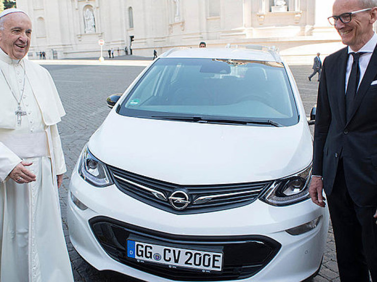Компания Opel подарила Папе Римскому электрокар (ФОТО)
