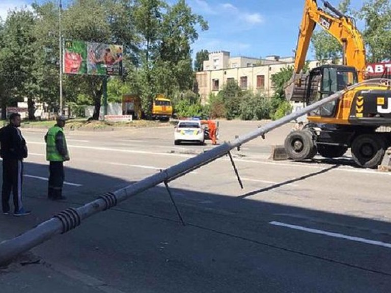 В Подольском районе Киева водитель экскаватора свалил столб (ФОТО, ВИДЕО)