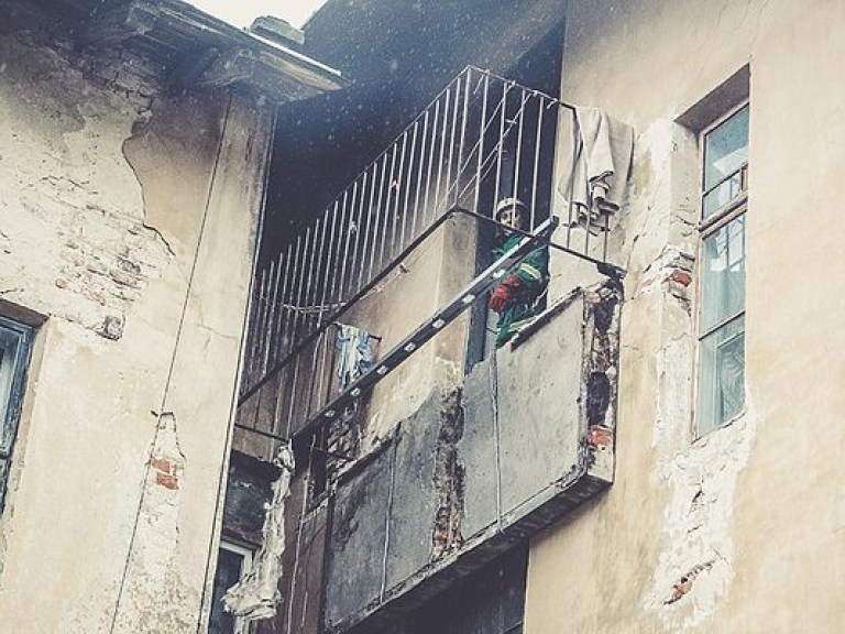 В Тернопольской области рухнул балкон жилого дома, есть пострадавшие (ФОТО)