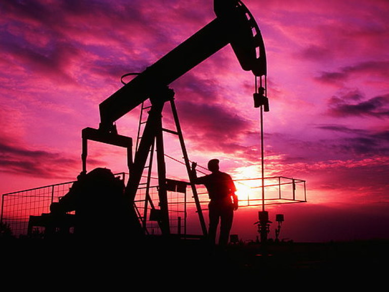 Из-за ситуации с Катаром дешевеет нефть
