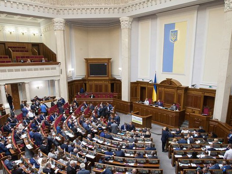 Рада включила в повестку дня сессии законопроекты относительно медреформы
