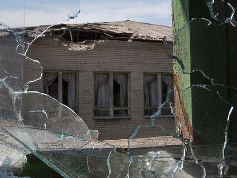 В Донецкой области сельская школа попала под обстрел