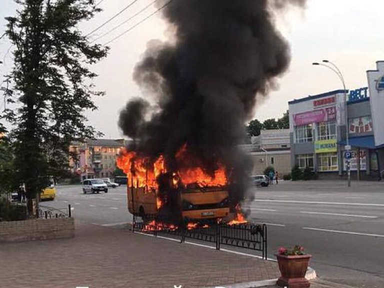 В Броварах из-за короткого замыкания на ходу загорелась маршрутка с пассажирами (ФОТО)