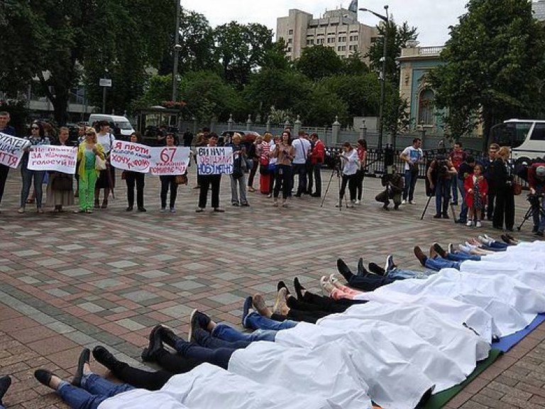 Под стенами ВР активисты провели зрелищную акцию (ФОТО)