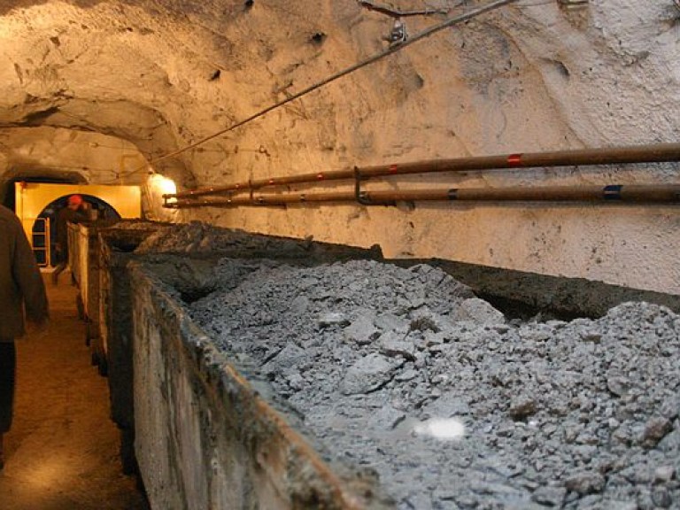 На шахте в Кривом Роге произошло обрушение породы, под завалами находится горняк