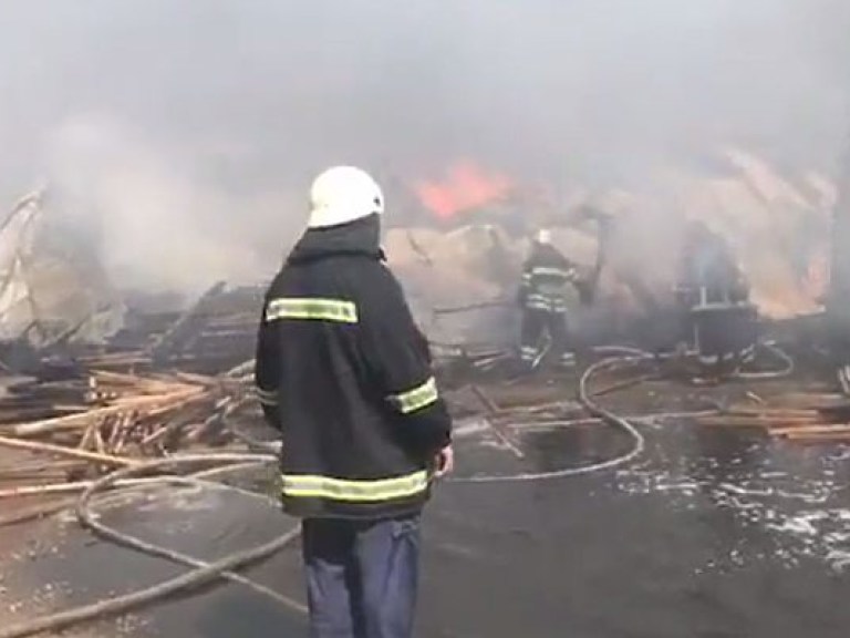ГСЧС заявила о полной ликвидации масштабного пожара на складе в Броварах