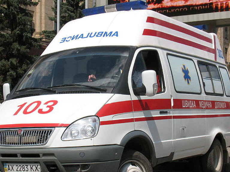 В Киеве пьяный мужчина попал под колеса BMW (ВИДЕО)