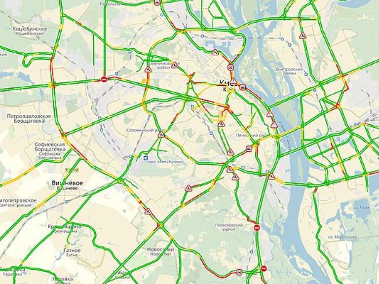 В Киеве уровень вечерних пробок оценивается в 6 баллов (КАРТА)