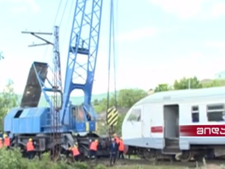 В Грузии поезд столкнулся с грузовиком и сошел с рельсов (ФОТО)