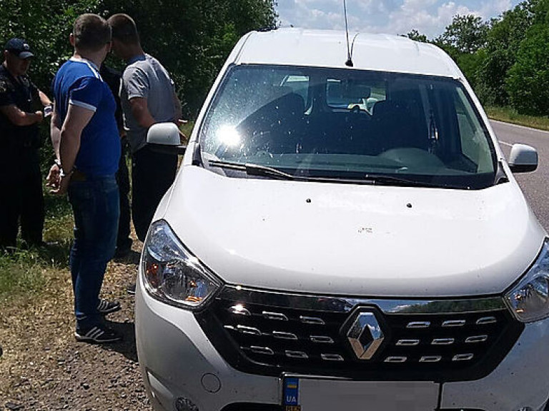 Хулиганы с битами напали на пассажиров автомобиля в Николаевской области (ФОТО)