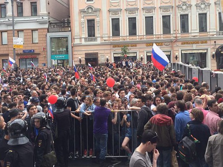 На антикоррупционном митинге в Москве полиция усмиряла активистов дубинками (ВИДЕО)