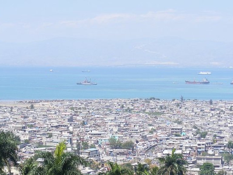 На Гаити грузовик въехал в толпу людей, погибли 12 человек (ФОТО)