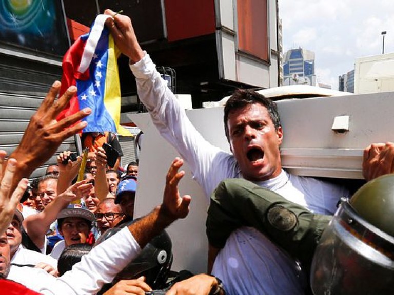 Оппозиция в Венесуэле призвала армию к восстанию