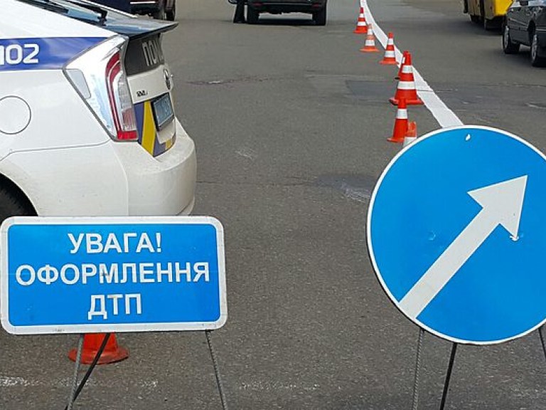 В Киеве микроавтобус сбил мотоциклиста (ФОТО)