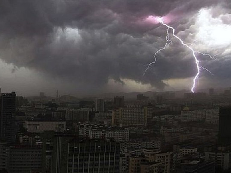 Сегодня в Одессе обещают шторм и град